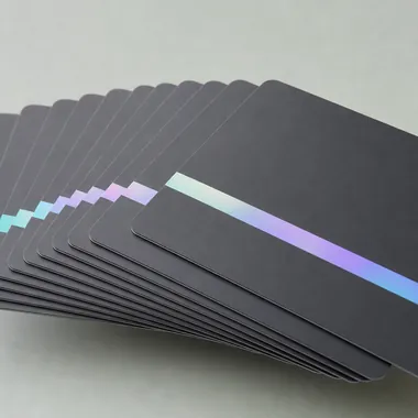 Tumpukan kartu voucher polos dengan pita hologram di atas meja konter
