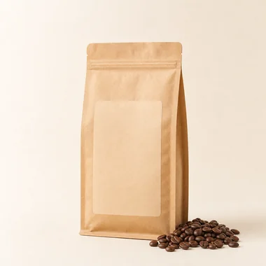 Kantong kertas kraft berisi kopi dengan biji sangrai di sisinya