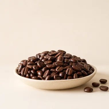 Biji kopi sangrai dalam mangkuk keramik